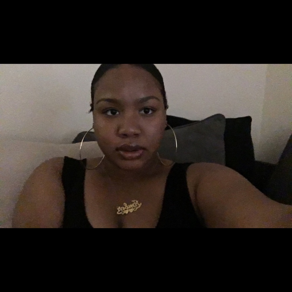 Meet your Posher, Amber 🍒 - Picture 3 of 4